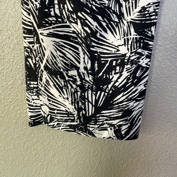 APT9 Capri pants, black and white palm print size 10 - Picture 4 of 5
